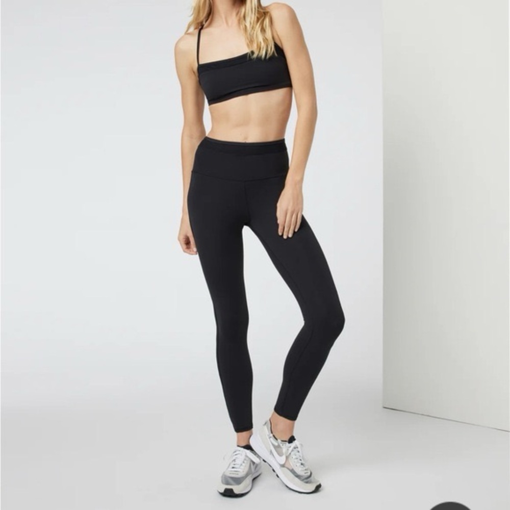 Vuori Workout Set Women’s XS Black Hot Mesh Leggings Sports Bra Gym Yoga